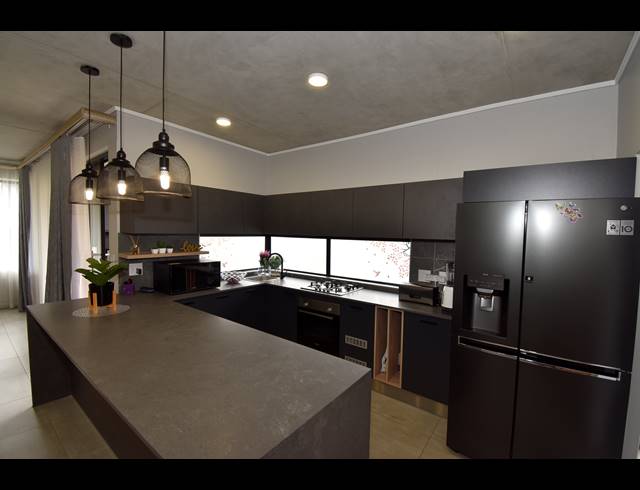 4 BEDROOM HOUSE TO LET IN ZANDSPRUIT